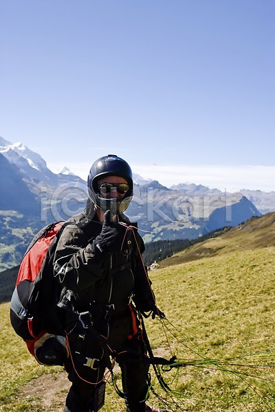 남자 남자만 남자한명만 사람 서양인 성인 성인남자만 성인만 외국인 한명 JPG 포토 레저 산 손짓 스위스 스포츠 야외 유럽 자연 장비 주간 패러글라이딩 풍경(경치) 해외 해외풍경 헬멧