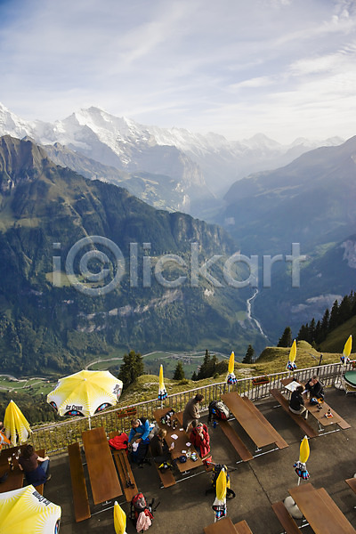 서양인 여러명 외국인 JPG 포토 산 스위스 야외 유럽 의자 자연 주간 카페 탁자 파라솔 풍경(경치) 해외 해외풍경