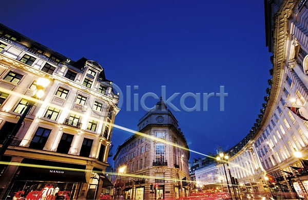사람없음 JPG 로우앵글 포토 가로등 거리 건물 건축물 런던 상점 쇼핑몰 야간 야경 야외 영국 유럽 전등 조명 풍경(경치) 하늘 해외 해외풍경