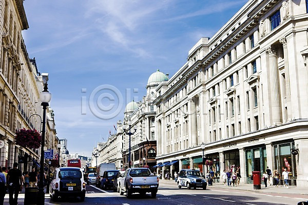 서양인 여러명 외국인 JPG 포토 가로등 거리 건물 건축물 교통수단 구름(자연) 도로 런던 야외 영국 유럽 자동차 주간 풍경(경치) 하늘 해외 해외풍경