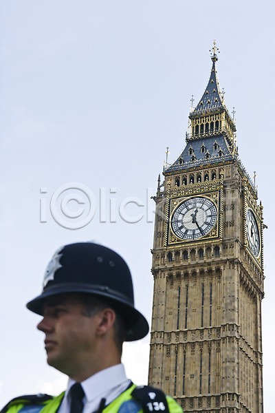 남자 남자만 남자한명만 사람 서양인 외국인 한명 JPG 포토 건물 건축물 경찰 런던 모자(잡화) 빅벤 시계 시계탑 시설물 야외 영국 유니폼 유럽 주간 풍경(경치) 해외 해외풍경