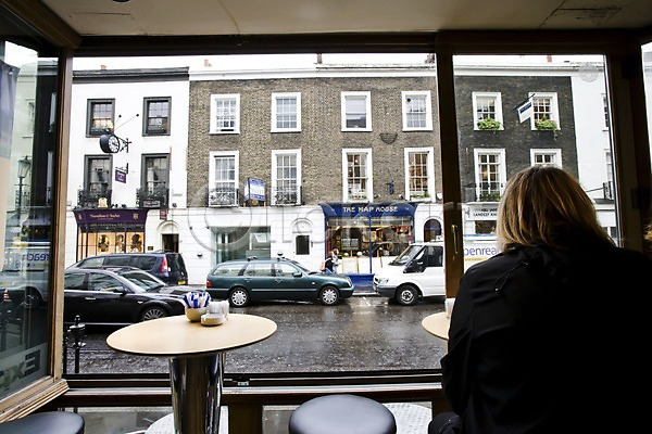 사람 여자 여자만 여자한명만 외국인 한명 JPG 포토 거리 건물 건축물 교통수단 길 런던 안식처 야외 영국 유럽 의자 자동차 주간 창문 카페 탁자 풍경(경치) 해외 해외풍경