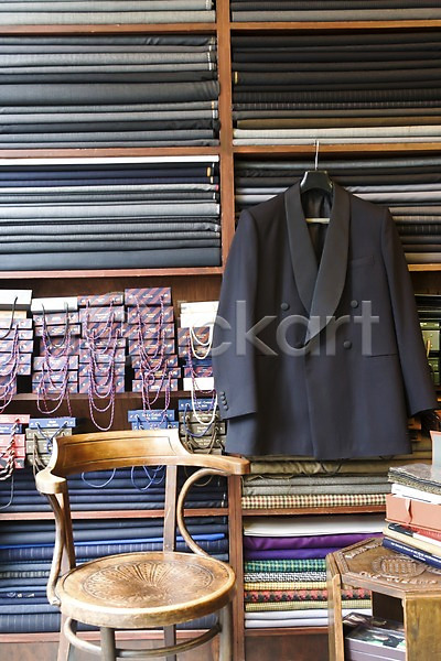 사람없음 JPG 포토 런던 상자 상점 실내 영국 옷 옷걸이 유럽 의자 정장 직물 천(직물) 탁자 패턴 포장상자 해외