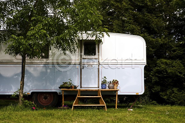 사람없음 JPG 포토 계단 나무 문 밴 식물 야외 영국 웨일즈 유럽 자동차 잔디 주간 주택 초원(자연) 캠핑장 캠핑카 풍경(경치) 해외 해외풍경 화분