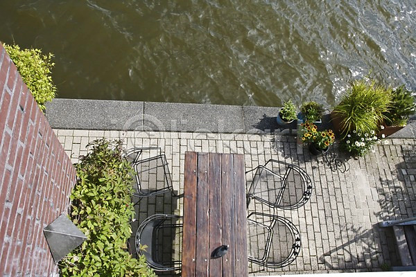 사람없음 JPG 포토 하이앵글 강 강가 건물 건축물 네덜란드 네델란드 도시 도시풍경 수상가옥 식물 야외 외관 운하 유럽 의자 인테리어 주간 주택 탁자 풍경(경치) 해외 해외풍경 화분