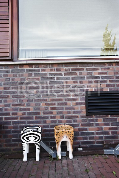 사람없음 JPG 포토 거리 거리풍경 네덜란드 네델란드 동물모양 바닥 백그라운드 벤치 벽 벽면 야외 유럽 의자 주간 주택 창문 풍경(경치) 해외 해외풍경