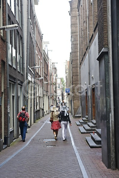 남자 사람 성인 성인만 여러명 여자 JPG 뒷모습 포토 건물 건축물 걷기 골목길 길 네덜란드 네델란드 도로 도시 도시풍경 보행자 상점 야외 원근감 유럽 주간 주택 풍경(경치) 해외 해외풍경