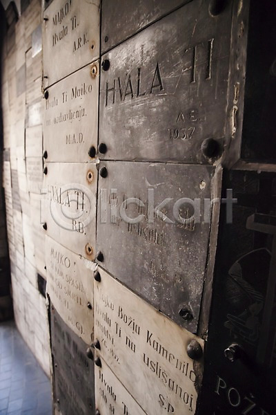 사람없음 JPG 아웃포커스 포토 갈색 기록 단어 문자 백그라운드 벽 벽면 상자 실내 알파벳 영어 유럽 조각 조각(피스) 창고 크로아티아 판넬 해외