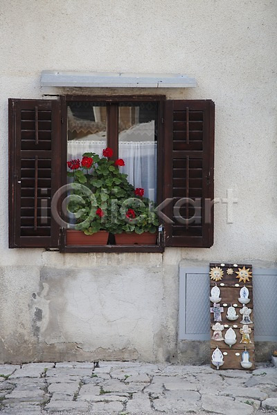 사람없음 JPG 포토 거리 거리풍경 꽃 노점 백그라운드 벽 벽면 빨간색 식물 야외 유럽 장식 장신구 전시 주간 창문 크로아티아 풍경(경치) 해외 해외풍경 화분