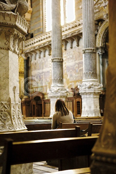 사람 여자 여자만 여자한명만 한명 JPG 뒷모습 아웃포커스 포토 건축물 교회 기도 기둥 리옹 백그라운드 상반신 실내 유럽 의자 주간 프랑스