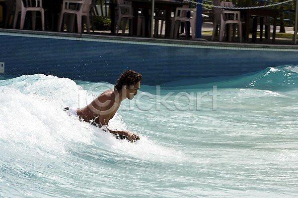 남자 남자만 남자한명만 사람 서양인 외국인 한명 JPG 포토 괌 물 상반신 서핑 서핑보드 수영장 야외 의자 주간 탁자 파도 풍경(경치) 해외 해외풍경