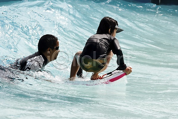 남자 남자만 두명 사람 소년만 어린이 어린이만 외국인 JPG 포토 괌 물 서핑 서핑보드 수영복 수영장 앉기 야외 전신 주간 파도 풍경(경치) 해외 해외풍경