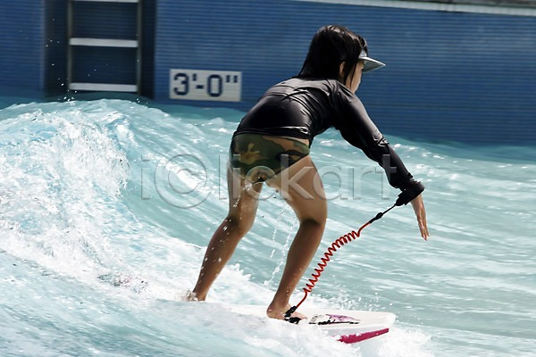 사람 어린이 어린이만 한명 JPG 포토 괌 물 서기 서핑 서핑보드 수영장 야외 전신 주간 파도 풍경(경치) 해외 해외풍경