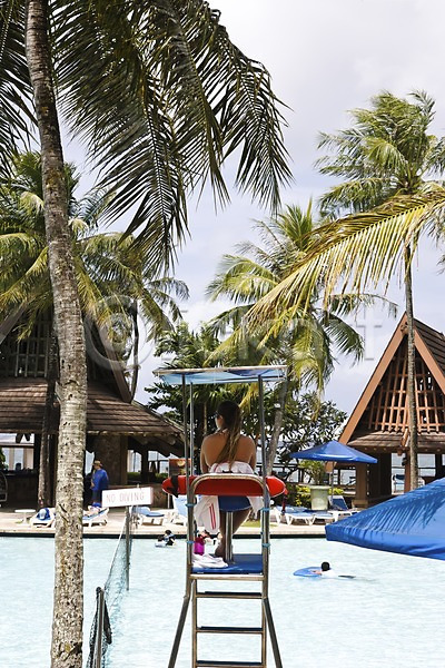 남자 사람 서양인 여러명 여자 외국인 JPG 포토 건축물 괌 나무 수영 수영복 수영장 식물 야외 야자수 의자 주간 풀장 풍경(경치) 해외 해외풍경