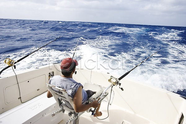 남자 남자만 남자한명만 사람 한명 JPG 뒷모습 포토 괌 낚시 낚싯대 바다 배(교통) 보트 앉기 야외 전신 주간 풍경(경치) 해외 해외풍경