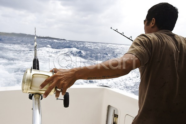남자 남자만 남자한명만 사람 서양인 외국인 한명 JPG 뒷모습 포토 괌 낚시 낚싯대 바다 배(교통) 보트 상반신 야외 주간 풍경(경치) 해외 해외풍경