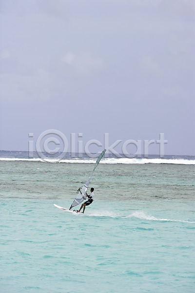 남자 남자만 남자한명만 사람 한명 JPG 포토 괌 바다 서핑보드 야외 윈드서핑 전신 주간 파도 풍경(경치) 해변 해외 해외풍경