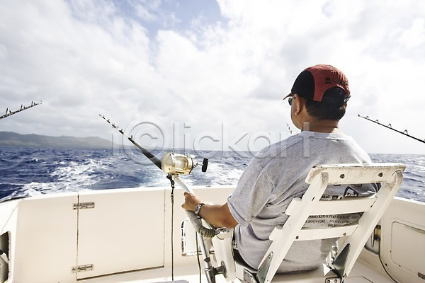 남자 남자만 남자한명만 사람 외국인 한명 JPG 뒷모습 포토 괌 낚시 낚싯대 바다 배(교통) 보트 상반신 앉기 야외 의자 주간 파도 풍경(경치) 하늘 해외 해외풍경