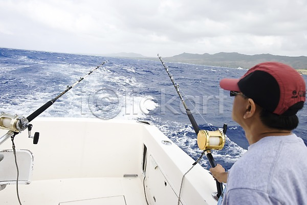 남자 남자만 남자한명만 사람 한명 JPG 포토 괌 낚시 낚싯대 모자(잡화) 바다 배(교통) 보트 상반신 야외 주간 파도 풍경(경치) 해외 해외풍경
