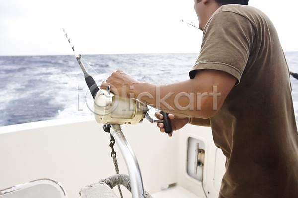 남자 남자만 남자한명만 사람 한명 JPG 포토 괌 낚시 낚싯대 바다 배(교통) 보트 상반신 야외 주간 파도 풍경(경치) 해외 해외풍경