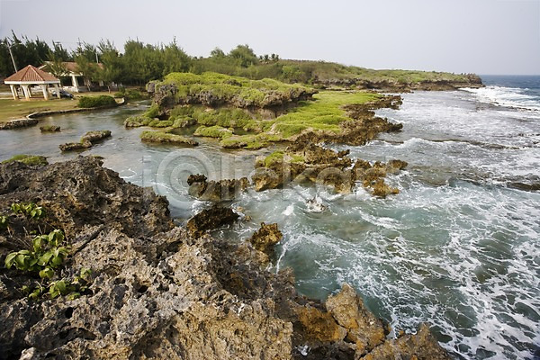 사람없음 JPG 포토 건물 괌 나무 돌(바위) 바다 바위(돌) 식물 야외 자연 주간 파도 풍경(경치) 해외 해외풍경