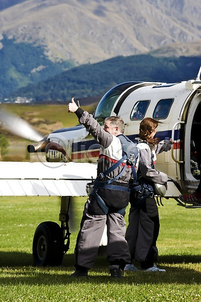 남자 두명 사람 서양인 여자 외국인 JPG 포토 경비행기 뉴질랜드 비행기 산 손짓 식물 야외 오세아니아 주간 최고 풀(식물) 풍경(경치) 해외 해외풍경