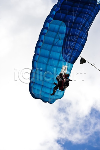 떨어짐 사람 외국인 한명 JPG 로우앵글 포토 구름(자연) 낙하산 뉴질랜드 야외 오세아니아 자연 장비 주간 패러글라이딩 풍경(경치) 하늘 해외 해외풍경