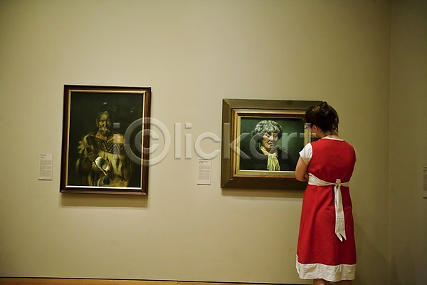 사람 여자 여자만 여자한명만 외국인 한명 JPG 뒷모습 포토 감상 갤러리 그림 뉴질랜드 미술 미술관 서기 실내 액자 오세아니아 작품