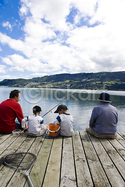 남자 남자만 사람 서양인 소년만 어린이 어린이만 여러명 외국인 JPG 뒷모습 포토 구름(자연) 그물 나무 낚시 낚시터 낚싯대 뉴질랜드 물 산 식물 앉기 야외 양동이 오세아니아 주간 풍경(경치) 하늘 해외 해외풍경 호수