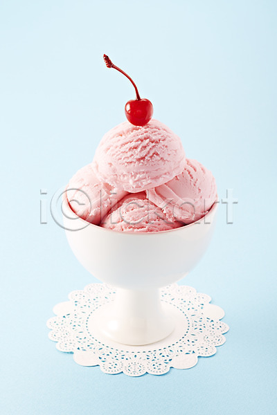 시원함 사람없음 JPG 근접촬영 아웃포커스 포토 과일 그릇 디저트 딸기맛 백그라운드 스튜디오촬영 식기 실내 아이스크림 얼음 체리