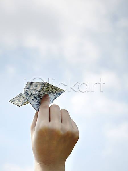신체부위 한명 JPG 아웃포커스 포토 경제 금융 달러 돈 들기 모양 백그라운드 손 야외 종이 종이공예 종이비행기 종이접기 주간 지폐 컨셉 페이퍼아트 하늘 한손