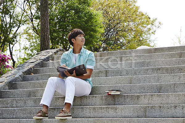 여유 청춘(젊음) 20대 남자 사람 성인 성인남자한명만 한국인 한명 JPG 앞모습 포토 계단 기록 나무 남학생 다이어리 대학교 대학생 들기 미소(표정) 스쿨라이프 식물 앉기 야외 웃음 응시 전신 주간 책 캐주얼 캠퍼스라이프 학생