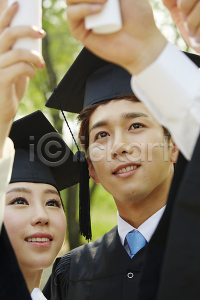 기쁨 성공 20대 남자 동양인 두명 사람 성인 성인만 여자 청년만 한국인 JPG 아웃포커스 앞모습 포토 가운 국내포토 대학생 들기 모자(잡화) 미소(표정) 상반신 야외 웃음 졸업 졸업가운 졸업사진 졸업생 졸업식 졸업장 주간 친구 캠퍼스라이프 학사모 학생