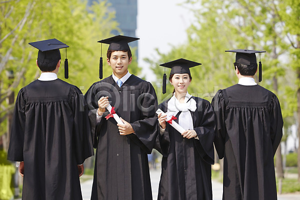 기쁨 성공 20대 남자 동양인 사람 성인 성인만 여러명 여자 청년만 한국인 JPG 뒷모습 아웃포커스 앞모습 포토 가운 국내포토 대학생 모자(잡화) 미소(표정) 서기 야외 웃음 졸업 졸업가운 졸업사진 졸업생 졸업식 졸업장 주간 친구 캠퍼스라이프 학사모 학생