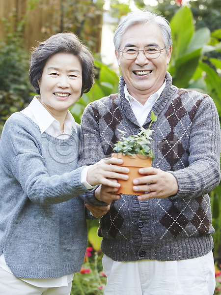 상쾌 60대 남자 노년 노인만 동양인 두명 사람 여자 한국인 JPG 앞모습 포토 가족라이프 노부부 들기 라이프스타일 미소(표정) 부부 상반신 식물 실버라이프 야외 웃음 전원생활 정원 정원가꾸기 주간 커플 화분