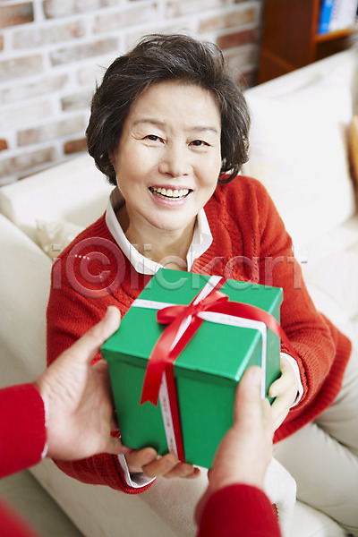 60대 남자 노년 노인만 동양인 두명 사람 여자 한국인 JPG 아웃포커스 포토 가족 가족라이프 거실 기념일 들기 라이프스타일 미소(표정) 상자 선물 선물상자 소파 실내 앉기 웃음 의자 이벤트 주기 크리스마스 크리스마스선물 할머니