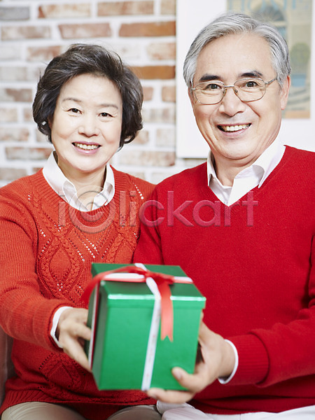 60대 남자 노년 노인만 동양인 두명 사람 여자 한국인 JPG 아웃포커스 앞모습 포토 가족라이프 기념일 노부부 들기 라이프스타일 미소(표정) 부부 상반신 상자 선물 선물상자 실내 웃음 이벤트 커플 크리스마스 크리스마스선물 할머니 할아버지