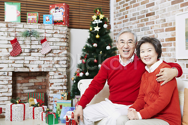 60대 남자 노년 노인만 동양인 두명 사람 여자 한국인 JPG 포토 가족라이프 거실 기념일 노부부 라이프스타일 미소(표정) 벽난로 부부 상자 선물상자 소파 실내 앉기 양말 어깨동무 웃음 의자 이벤트 커플 크리스마스 크리스마스선물 크리스마스트리 할머니 할아버지