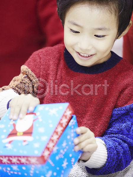 남자 사람 소년 소년만 소년한명만 어린이 어린이만 유치원생 한국인 한명 JPG 아웃포커스 앞모습 포토 기념일 라이프스타일 미소(표정) 상반신 선물 실내 웃음 응시 이벤트 크리스마스