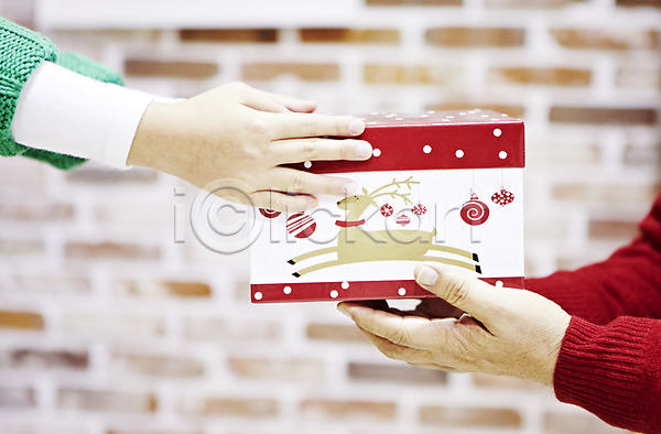 노년 두명 사람 소녀(어린이) 신체부위 어린이 JPG 아웃포커스 포토 가족 가족라이프 기념일 들기 라이프스타일 상자 선물 선물상자 손 손녀 실내 이벤트 주기 크리스마스 할아버지