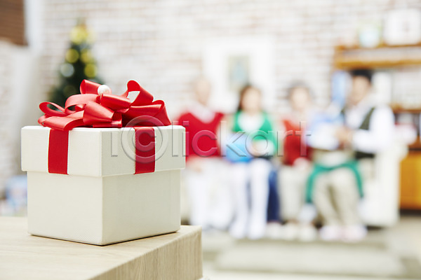 남자 사람 여러명 여자 JPG 아웃포커스 포토 가족 가족라이프 거실 기념일 대가족 라이프스타일 선물 선물상자 소파 실내 앉기 이벤트 크리스마스 크리스마스선물