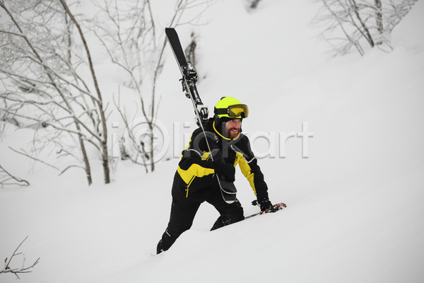 추위 행복 남자 사람 성인 성인남자한명만 한명 JPG 옆모습 포토 해외이미지 겨울 경사 들기 등산 라이프스타일 미소(표정) 산 산악가 상반신 설산 스키 야외 오르기 주간 트래킹 하이커 하이킹 해외202004