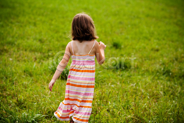 따뜻함 청춘(젊음) 백인 어린이 여자 한명 JPG 포토 해외이미지 걷기 놀이 달리기 맑음 밭 야외 여름(계절) 작음 초록색 해외202004