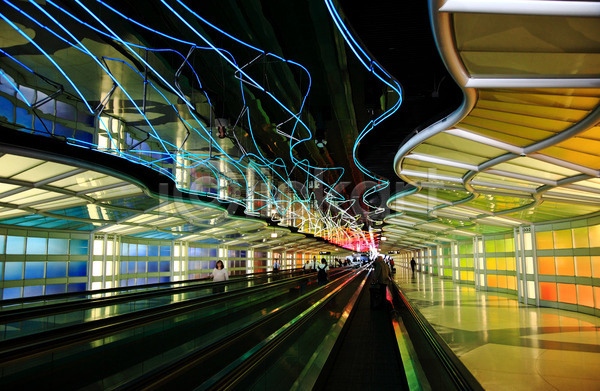 산책 사람 사람없음 JPG 포토 해외이미지 공항 교통시설 네온 노란색 백그라운드 복도 빨간색 시카고 여행 전등 초록색 컬러풀 터미널 패턴 해외202004