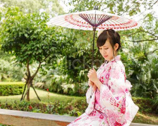동양인 사람 여자 한명 JPG 포토 해외이미지 1 기모노 꽃 드레스 문화 미소(표정) 빨간색 산 아시아 여름(계절) 옷 우산 유행 일본 전통 중국 초록색 컬러풀 해외202004