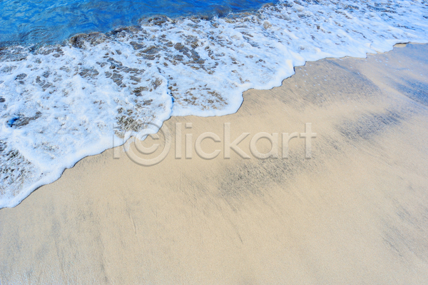 떨어짐 매끈함 흐름 사람없음 JPG 포토 해외이미지 남쪽 만 맑음 모래 모래사장 물 물결 바다 반사 빛 서핑 석호 스파 액체 여름(계절) 자연 질감 투명 파도 파란색 표면 해변 해외202004 햇빛