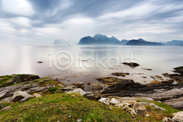 사람없음 JPG 장노출 포토 해외이미지 계절 구름(자연) 그림 날씨 노르웨이 물 바다 산 섬 스칸디나비아 안개 야외 여름(계절) 여행 자연 파란색 폭풍 풍경(경치) 하늘 해외202004 휴가 흐림