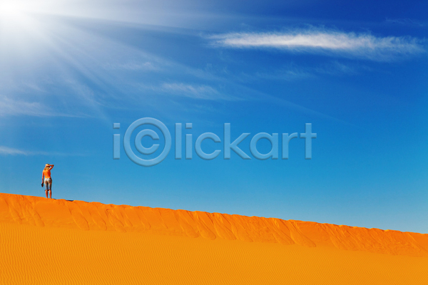 건조 산책 사람 사람없음 여자 JPG 포토 해외이미지 가뭄 구름(자연) 노란색 맑음 모래 모래언덕 사막 사하라 아프리카 알제리 야외 여행 오렌지 오르기 자연 컨셉 태양 파란색 풍경(경치) 하늘 하이커 하이킹 해외202004 황무지