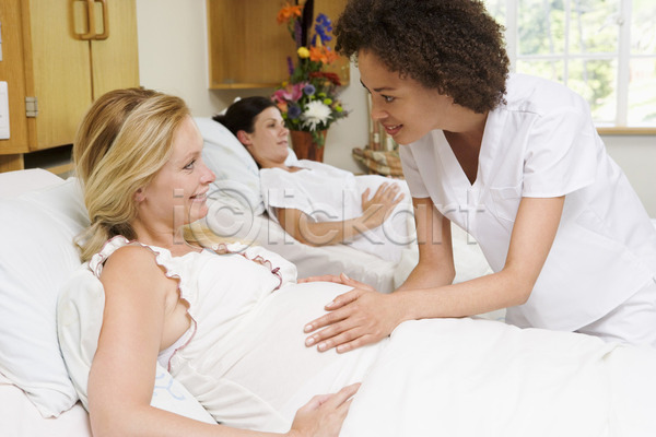 행복 희망 30대 백인 사람 세명 여자 JPG 포토 해외이미지 가로 가족 간호사 건강 검사(조사) 눕기 병원 시험 응시 의사 임산부 임신 침대 해외202004