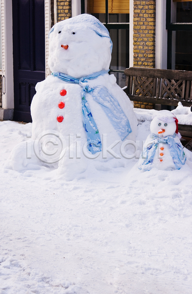 사람없음 어린이 JPG 포토 해외이미지 거리 겨울 눈내림 눈사람 빛 세로 아들 옷 주택 해외202004 햇빛 흰색